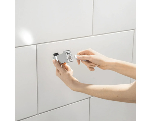 Montage eines magnetischen Türstoppers im Badezimmer