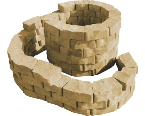 Des pierres de plantation empilées forment une structure en spirale pour le jardinage