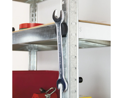 Schraubenschlüssel magnetisch an Regal befestigt
