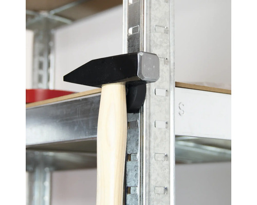 Hammer mit Holzgriff in einem Metallregal