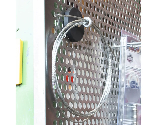 Câble en acier fixé sur un panneau perforé