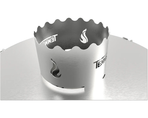 Feuerkorb aus Metall mit ausgeschnittenen Flammenmotiven und Firmenlogo