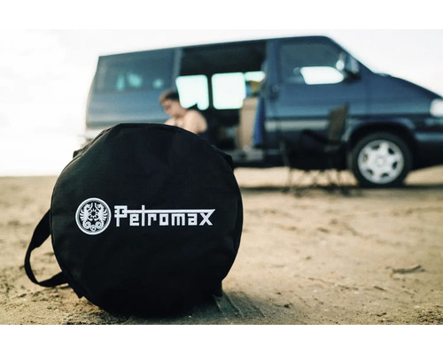 Sac de transport Petromax devant un camping-car sur la plage