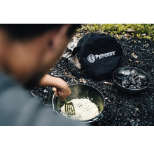 Préparation de plats dans un four hollandais avec sac Petromax et un bol de moules à l''extérieur