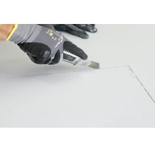 Hand mit Schutzhandschuh schneidet Material mit einem Universalmesser