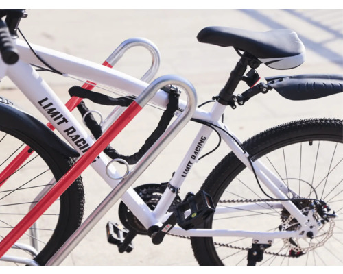 Vélo avec antivol de vélo sur un support à vélos