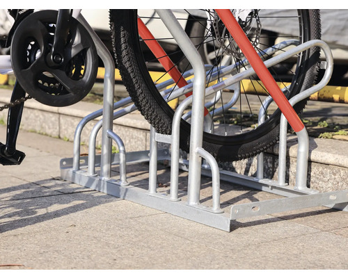 Support à vélos en métal avec vélos