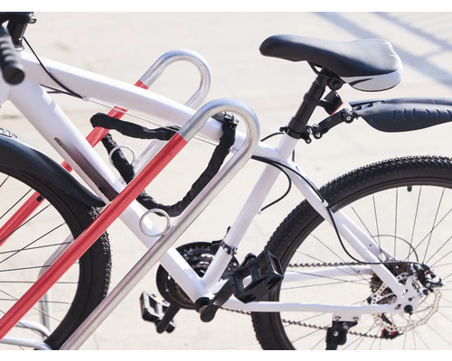 Vélos sécurisés par une chaîne dans un range-vélos