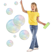 Mädchen spielt mit Seifenblasen