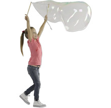 Mädchen macht mit einem Seifenblasenstab große Seifenblasen.