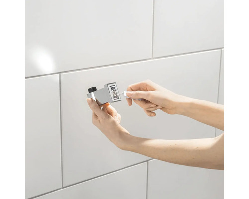 Montage eines magnetischen Türstoppers im Badezimmer