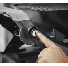 Un doigt appuie sur le bouton d''allumage d''un barbecue
