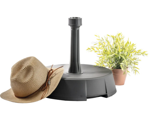 Sonnenschirmständer mit Strohhut und Dekoration