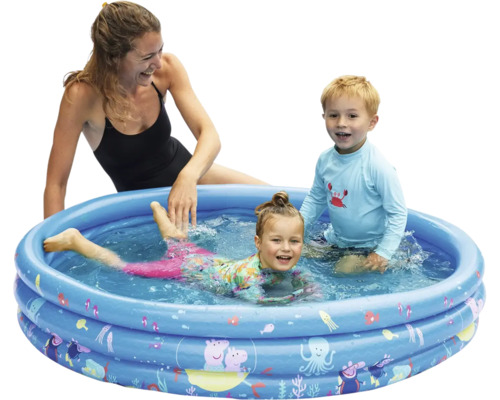 Scène avec une piscine gonflable pour enfants avec une mère et deux enfants dans l''eau