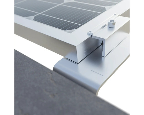 Detailaufnahme eines Solarmoduls mit Befestigungssystem auf einem Dach