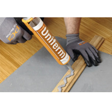 Anwendung von Universalkleber aus einer Kartusche auf einem Holzstück