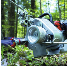 Treuil portable en métal avec câble dans la forêt.
