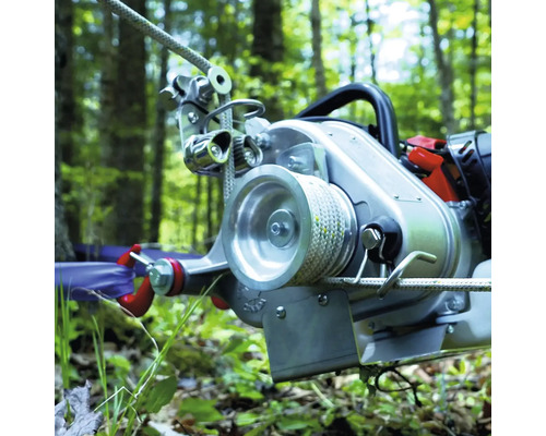 Treuil portable en métal avec câble dans la forêt.