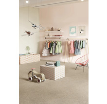 Chambre d''enfant lumineuse avec portant à vêtements, étagères, avions jouets et une voiture jouet.