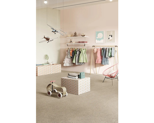 Chambre d''enfant lumineuse avec portant à vêtements, étagères, avions jouets et une voiture jouet.