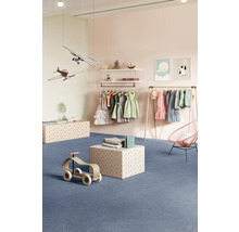 Chambre d''enfant lumineuse avec portant, décoration et tapis