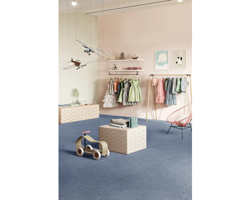 Chambre d''enfant lumineuse avec portant, décoration et tapis