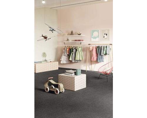 Chambre d''enfant avec portant à vêtements, étagères et jouets sur moquette foncée