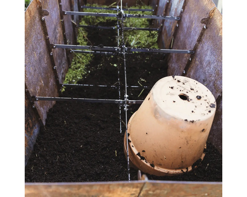 Erdsieb mit Blumenerde und einem Blumentopf