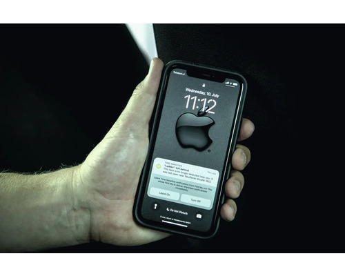 Hand hält Smartphone mit Benachrichtigung auf dem Bildschirm