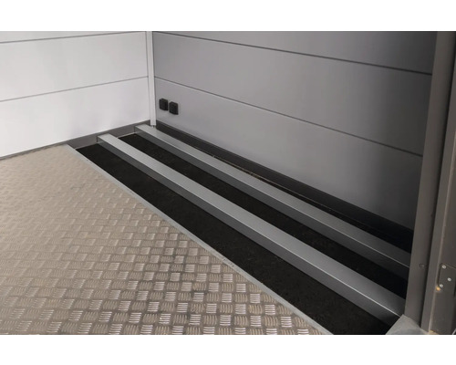 Vue à l''intérieur d''une remorque avec plancher en aluminium et bandes antidérapantes