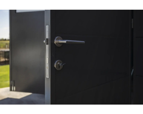 Porte d''entrée ouverte avec poignée de porte et serrure