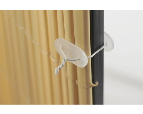 Vue détaillée d''un store vénitien en bambou avec œillets de fixation