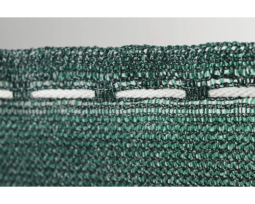 Detailaufnahme eines grünen Sichtschutzes mit weißen Befestigungsösen