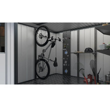 Fahrrad an der Wandhalterung in einem Gartenhaus montiert, zusammen mit Regalen und Werkzeugaufbewahrung.
