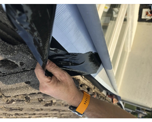 Application d''un film de toiture sur un toit