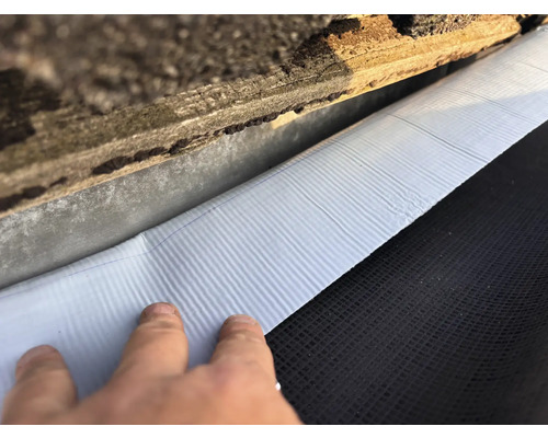 Gros plan d''une bande d''étanchéité sur le toit d''une maison