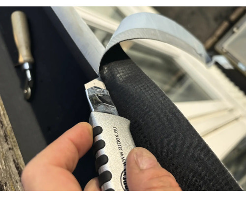 Coupe de ruban d''étanchéité avec un cutter