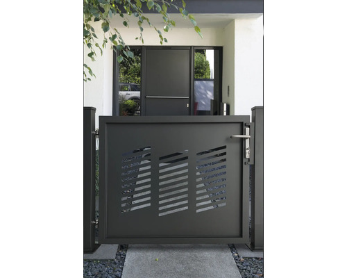 Toranlage mit modernem Design vor einem Wohnhaus