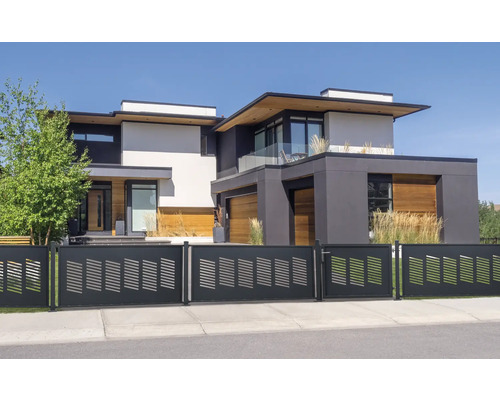 Modernes Haus mit dekorativem Gartenzaun zur Straßenseite