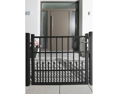 Schwarzes Gartentor vor einem modernen Haus