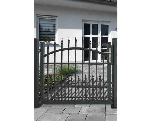 Portail de jardin en métal avec poteaux de portail devant une maison