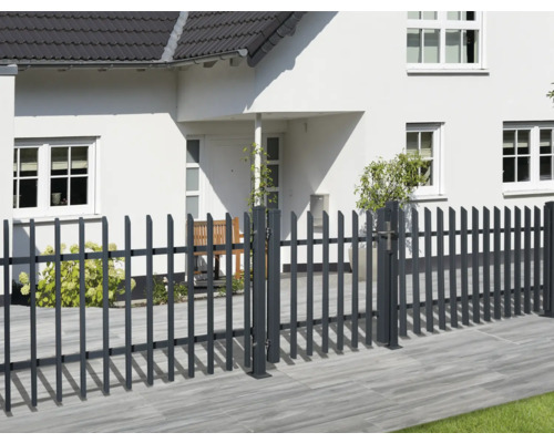 Zaun aus Metall vor einem Wohnhaus