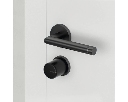 Poignée de porte noire avec serrure sur porte blanche