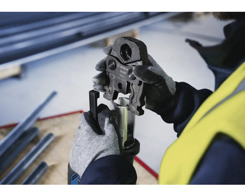 Ein Arbeiter bedient eine Rohrzange von Bosch Expert, um ein Rohr zu verpressen.