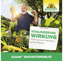 Un homme se réjouit de courgettes jaunes dans le jardin avec le logo Neudorff et une référence à l''effet vitalisant de l''aide à la croissance Algan