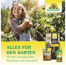 Enfant souriant avec des concombres dans le jardin, logo Neudorff, terreau Neudorff, engrais pour jardin Neudorff