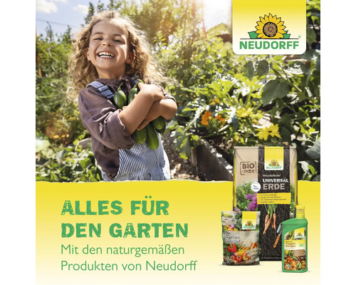 Enfant souriant avec des concombres dans le jardin, logo Neudorff, terreau Neudorff, engrais pour jardin Neudorff