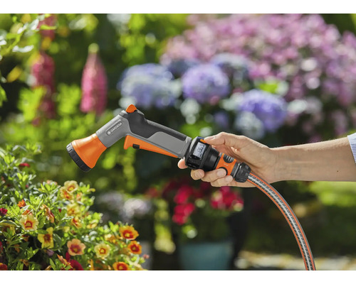Pistolet d''arrosage à impulsion Gardena avec tuyau dans un jardin.