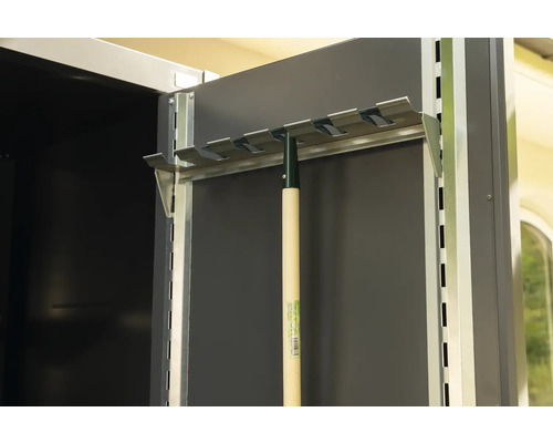 Vue intérieure d''une armoire de jardin avec support à outils et manche