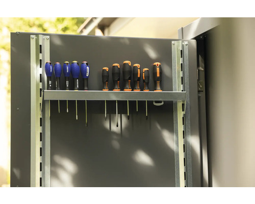 Intérieur d''étagère avec tournevis dans une armoire à outils